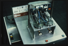 2520 Helium tester voor aliminium deksel met treklipjes., 1985-01-01