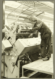 253 TDV bedrijf Leeuwarden. Monteur bezig met afstellen van magazijn pers., 01-01-1974