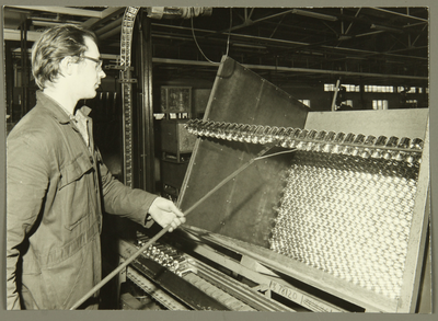 264 TDV bedrijf Leeuwarden. Inpakken op blokpakverpakking door middel van vorken., 01-01-1974