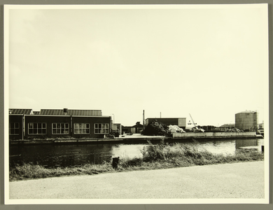 337 TDV bedrijf Leeuwarden. Achterzijde fabriekscomplex gezien vanaf kanaal. Rechts Nederlandse Onttinningsfabriek., ...