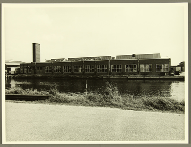 338 TDV bedrijf Leeuwarden. Bedrijfscomplex aan achterzijde, gezien vanaf kanaal., 01-01-1969