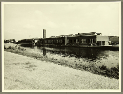 340 TDV bedrijf Leeuwarden. Bedrijfscomplex aan achterzijde, gezien vanaf kanaal., 01-01-1969