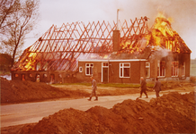 22241 Boerderij Kemper afgebrand i.v.m. plan Oostrik (nieuwe woningen voor Deventer)., 1972-01-01