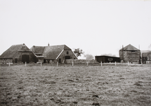 22248 Het Oostrik, gebied voor bouw woningen voor Deventer.Boerderij Brinkman (achterzijde), in 1972 afgebroken., 1972-01-01