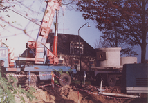 22308 a Aanleg riolering.Als laatste werd de pompput geplaatst., 1981-11-06
