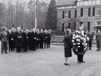 22379 Plechtige herdenking i.v.m. overlijden H.K.M. Prinses Wilhelmina voor het gemeentehuis., 1962-11-28
