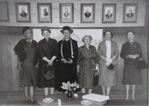 22388 Bezoek familieleden oud-burgemeesters, in de raadzaal., 1964-07-10