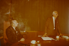 22872 De heer Veldwachter (rechts) bij zijn afscheid als wethouder en raadslid., 1978-08-31