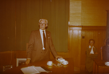 22876 De heer Veldwachter bij zijn afscheid als wethouder en raadslid., 1978-08-31