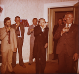 22881 Afscheid de heer Veldwachter als wethouder en raadslid.Burgemeester Crommelin (midden) brengt een toost., 1978-08-31