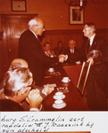 22911 Burgemeester Crommelin eert raadslid H.J. Roessink bij zijn afscheid., 1978-08-31