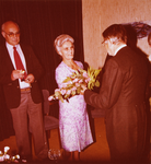 22912 Bloemen voor mevr. Roessink bij het afscheid van haar man als raadslid., 1978-08-31