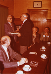 22913 Afscheid H.J. Roessink als raadslid.Raadslid C.C. van den Berg biedt attentie aan., 1978-08-31