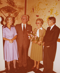 22920 Afscheid H. Veldwachter als wethouder en raadslid.Het echtpaar Veldwachter tussen het echtpaar Crommelin., 1978-08-31