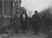 135 Groepsportret: drie dames in een voortuin bij een vogelhuisje., 1900-01-01