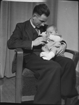 335 Man met baby op schoot: Willem Roozenbeek met zoon Arnold., 1900-01-01