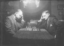 339 Twee mannen aan een schaakspel., 1900-01-01
