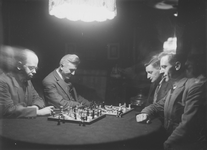 340 Vier mannen aan een schaakspel., 1900-01-01