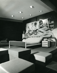 104 Stand Meubelbeurs Utrecht 1971. Auping bed wordt gepresenteerd in een slaapkamer als leefkamer., 01-01-1971 - 31-12-1971
