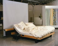 122 Caronde bedmodel met Achterwand en aanhaaktafel in Showroom Laan van Borgele, 01-01-1995 - 31-12-1995