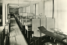 124 Showroom van Auping aan de Diepenveenscheweg met ziekenhuis bedden, 01-01-1935 - 31-12-1940