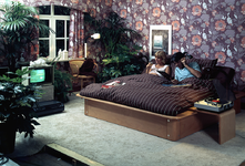 140 Reclame foto van een niet zo bekende Auronde 9000 uitvoering. Geplaatst in een soort woon-slaapkamer met TV - ...