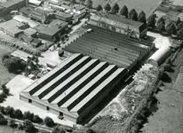 15 Luchtfoto van Auping en Stegeman. Beeld vanaf achterzijde fabriek.(ca. 1950 - 1955). KLM nr. 57225, 01-01-1950 - ...