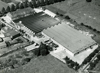 16 Luchtfoto Auping en achterzijde Stegeman. Beeld vanaf achterzijde fabriek.(ca. 1950 -1955). KLM nr. 57226, ...