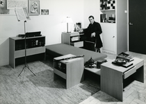 204 Auping bedmodel: Couchette als bedbank en met meubeltjes ingericht als werk-studeerkamer., 01-01-1964 - 31-12-1980