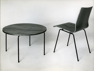 294 Auping meubelen: Stoel model 542 en tafel model 541. Onderdeel van Ariadne slaapkamer, 01-01-1963 - 31-12-1968