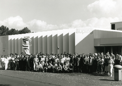 304 Groepsfoto van het personeel bij kunstwerk Marthe Roling., 01-05-1989 - 31-10-1989