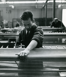 316 Monteur aan het werk aan een weefautomaat, bestemd voor het weven van spiralen, 01-01-1960 - 31-12-1970