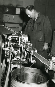 320 Foto van de invoer van een weefautomaat., 01-01-1960 - 31-12-1960