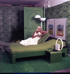 384 Reclamefoto van een van de eerste Auronde 1000 uitvoeringen in de groene kleur. Geplaats in de typische jaren 70 ...