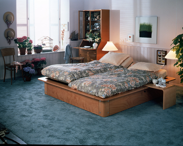 399 Voor de jaren 80 een moderne slaapkamer met het Auronde model 9000.Ontwerp Frans de la Haye., 01-01-1980 - 31-12-1985
