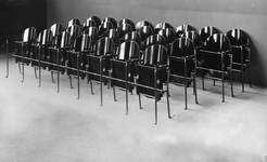 514 Theaterstoel op rij, met opklapbare houten zitting en gebogen rugleuning, 01-01-1936 - 31-12-1938
