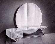 677 Toilettafel. In Hout-Staal combinatie, met kristal-glazen legblad, 01-01-1940 - 31-12-1950