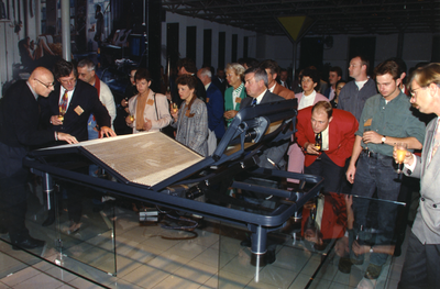 79 Dhr. B.A.Th.F. Assink algemeen directeur firma Auping.(1987-1996) bij de introduktie van het Royal bedmodel. Geheel ...