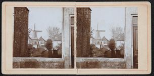 35 Meelbrug; Molen op de Stenenwal/Bastion Graaf van Buren, molen gesloopt in 1882. Stereokaart met rode rand, 1880-01-01