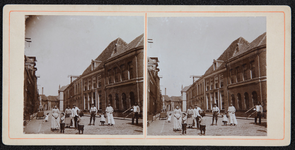 37 Smedenstraat; met gedeelte van tapijtfabriek van Kronenberg op de hoek van de Nieuwstraat. Circa 1900. Stereokaart ...