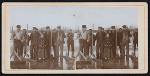 42 IJsbaanvegers. Stereokaart met rode rand, 1880-01-01