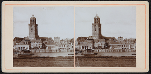48 Gezicht op Deventer en Lebuinuskerk. Roeivereniging Daventria. Stereokaart met rode rand, 1880-01-01