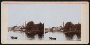 53 Raambuurt Oude Haven met ‘Olifantsbrug’, roeibootje in het water. Gasfabriek op de achtergrond. Stereokaart met rode ...