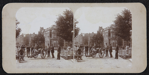 54 Keizerstraat, mannen met handkar op Leeuwenbrug., 1880-01-01