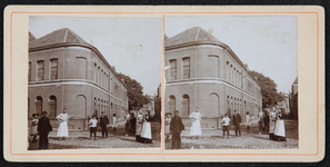 57 Nieuwstraat 98-100: Koninklijke Deventer Tapijtfabriek, richting Leusensteeg. Stereokaart met rode rand, 1880-01-01