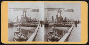 61 Opgang schipbrug in de winter. Stereokaart op geel karton, 1880-01-01