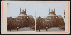 63 Gezicht op de Bergkerk vanaf Bergschild. Stereokaart met rode rand, 1880-01-01