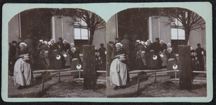 67 Eten halen bij het Groote en Voorster Gasthuis in de Bagijnenstraat. Stereokaart op lichtgroen karton, 1880-01-01