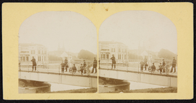 77 [1356] Zandpoort met draaibrug. Stereokaart op geel karton, 1880-01-01