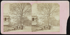 81 [1360] Noorderplein-Rijsterborgherweg; achter de spoordijk. Stereokaart op roze karton, 1880-01-01